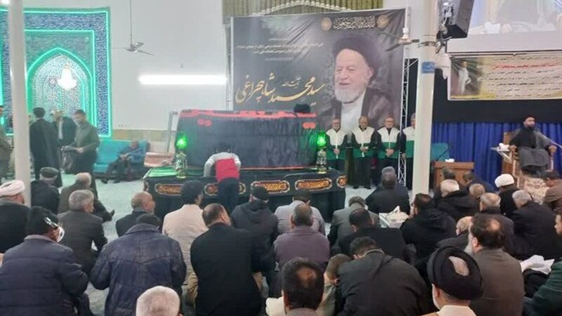 وداعی باشکوه و پرشور مردم دامغان با پیکر آیت‌الله شاهچراغی در مسجد جامع