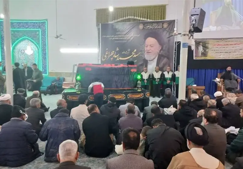 وداعی باشکوه و پرشور مردم دامغان با پیکر آیت‌الله شاهچراغی در مسجد جامع - وب‌گردی