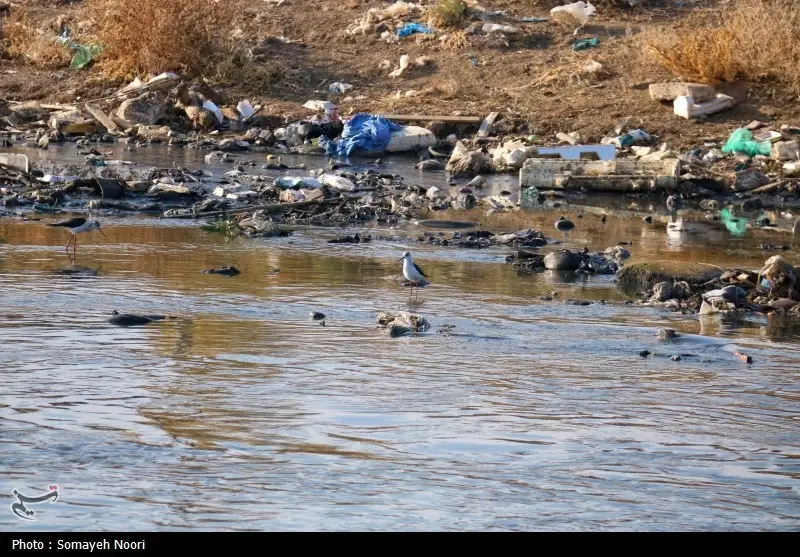 فاجعه خاموش در قره‌سو؛ رودخانه کرمانشاه زیر حمله فاضلاب و زباله‌های ساختمانی - وب‌گردی