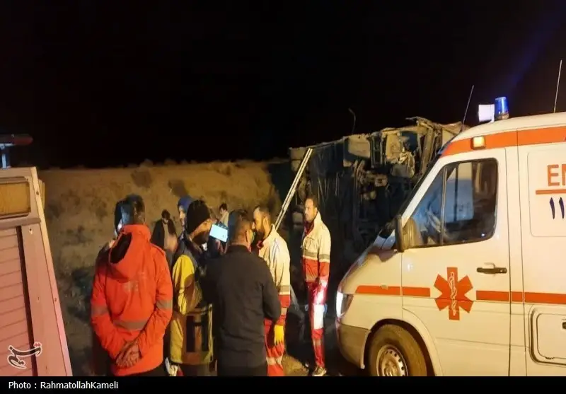 پلیس راهور در جستجوی راز حادثه وحشتناک اتوبوس اصفهان-نطنز؛ خواب‌آلودگی راننده محتمل‌ترین فرضیه!