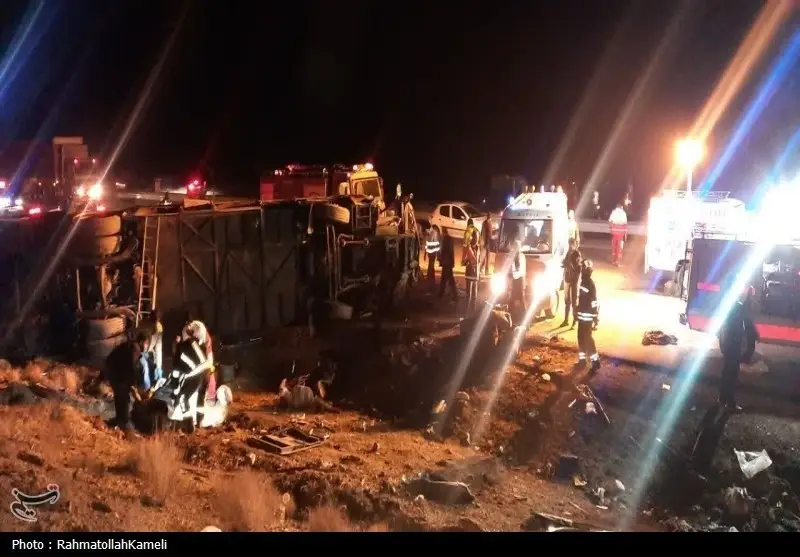 واژگونی دلخراش اتوبوس در محور اصفهان ـ نطنز؛ ۱۳ کشته و ۱۱ زخمی در صحنه حادثه