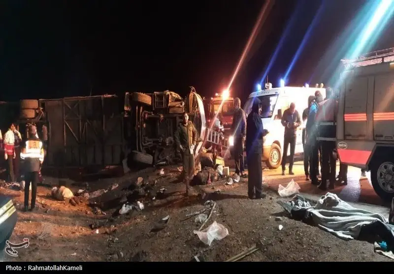 واژگونی مهیب اتوبوس در محور اصفهان-نطنز؛ تعداد مصدومان افزایش یافت!