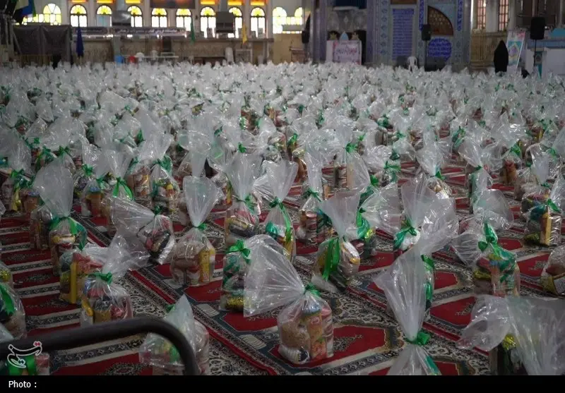 سفره‌های مهربانی رضوی در سمنان؛ هزار بسته معیشتی ماه رجب به دست نیازمندان رسید