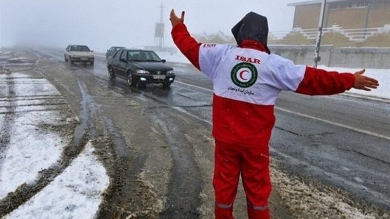 نجات 30 خودرو گرفتار در برف و کولاک؛ هلال‌احمر در آماده‌باش بی‌وقفه!