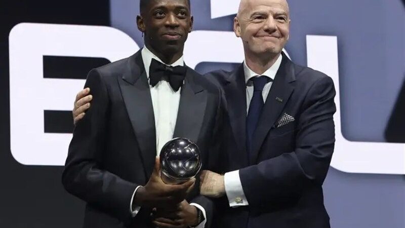 عثمان دمبله شگفتی ساز سال فیفا شد؛ انریکه هم مربی برتر معرفی شد!