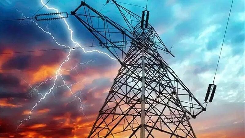 حضور فوری ۲۵ اکیپ عملیاتی برق در قشم؛ مقابله با قطعی‌ها در باران شدید!