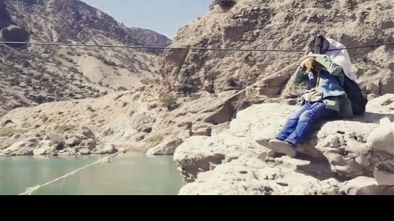 فریاد اهالی روستای سرصحرا: عبور خطرناک با سیم بکسل و وعده‌های بی‌حاصل مسئولان!