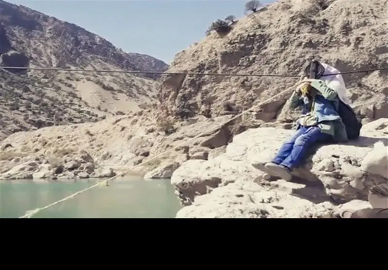 فریاد اهالی روستای سرصحرا: عبور خطرناک با سیم بکسل و وعده‌های بی‌حاصل مسئولان!