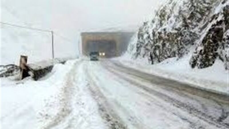 بارش سنگین برف محور سربیژن–راین را کاملاً مسدود کرد؛ امدادرسانی فوری در جریان است