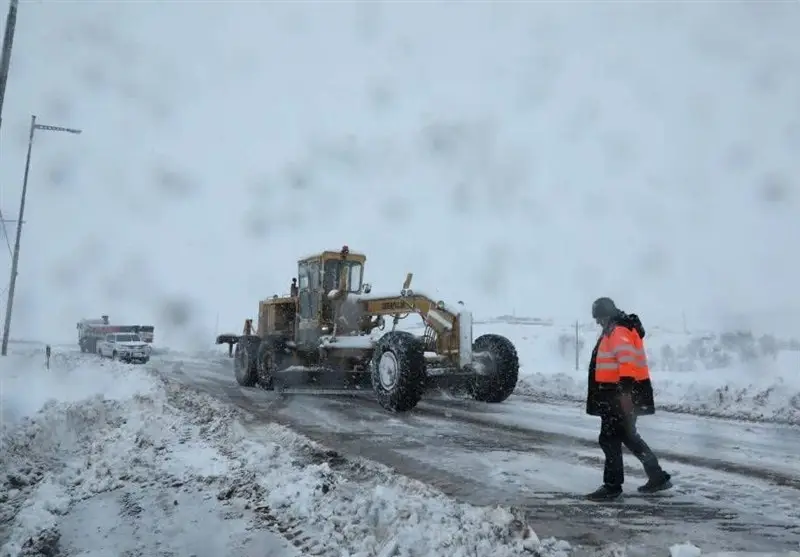 امداد شبانه‌روزی پلیس لرستان؛ نجات بیش از صد خودرو در دل کولاک بی‌امان!