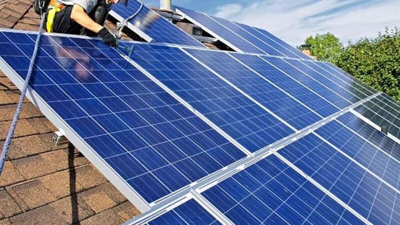 کمیته امداد با نیروگاه‌های خورشیدی چگونه بحران انرژی را مهار می‌کند؟