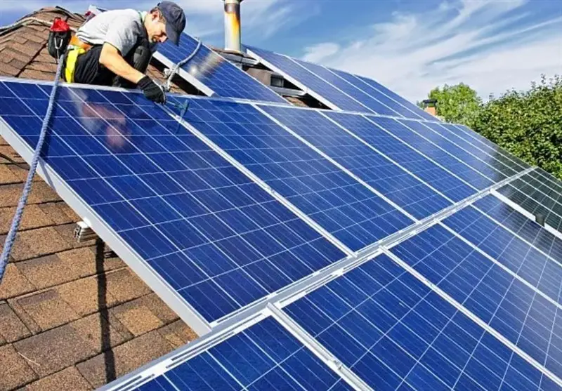 کمیته امداد با نیروگاه‌های خورشیدی چگونه بحران انرژی را مهار می‌کند؟