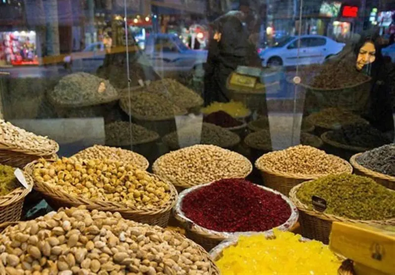 بازار شب یلدا در بیرجند؛ تردید مردم و نگرانی فروشندگان در روزهای پایانی پاییز