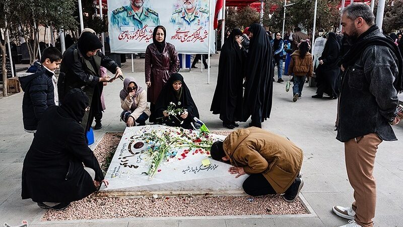 حضور پرشور مردم در آیین بدرقه «سرباز وطن» کنار مزار شهدا