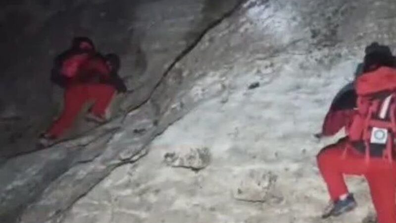 نجات نفس‌گیر 3 کوهنورد گرفتار در سرمای وحشتناک کوهدشت پس از 10 ساعت تلاش بی‌وقفه!