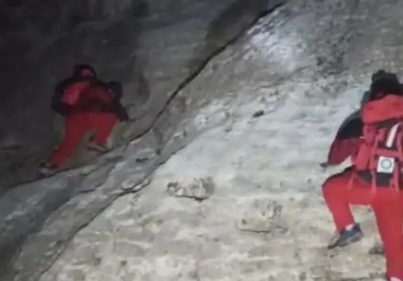 نجات نفس‌گیر 3 کوهنورد گرفتار در سرمای وحشتناک کوهدشت پس از 10 ساعت تلاش بی‌وقفه!