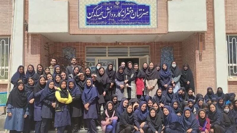 کارخانه کوچک هنر و امید در دل هنرستان سمیه کَدکَن؛ داستانی از دست‌های طلایی دختران جوان