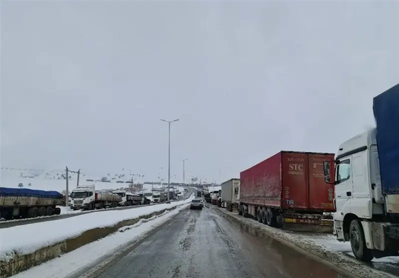 بارش سنگین برف در اسلام‌قلعه، تجارت مرزی دوغارون را به توقف کشاند!