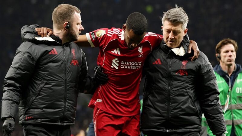 مصدومیت ناگهانی ایساک در قلب بازی لیورپول و تاتنهام؛ پایان زودهنگام ستاره سوئدی در زمین!