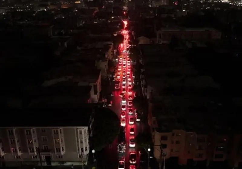 قطع برق ناگهانی در سان‌فرانسیسکو، تاکسی‌های خودران را زمین‌گیر کرد و ترافیک را قفل نمود!