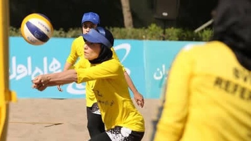 رقابت نفس‌گیر ۱۶ تیم در انتخابی تیم ملی والیبال ساحلی بانوان قشم آغاز شد!