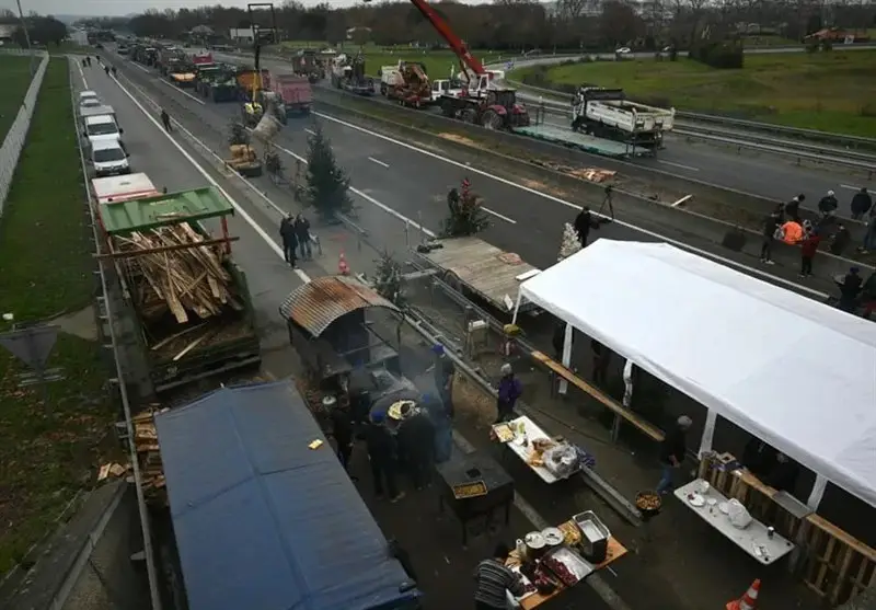 کشاورزان فرانسوی کریسمس را به میدان اعتراض تبدیل کردند؛ آتش‌بس سر راه نیست!