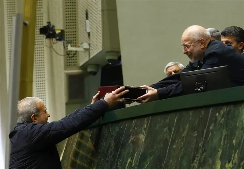 پزشکیان بودجه 1405 را رسماً به مجلس تقدیم کرد؛ آغاز چالش‌های مالی سال آینده