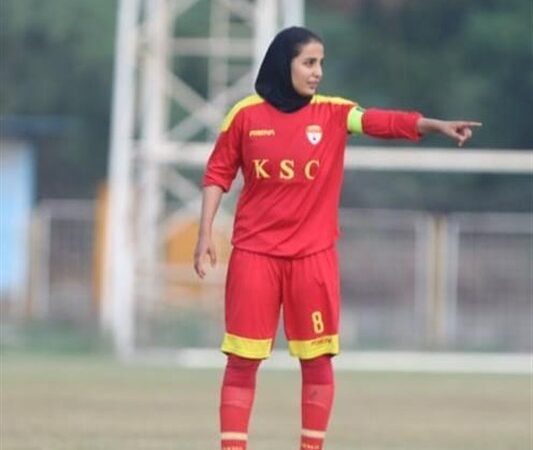 مینا جامعی از تیم فوتبال بانوان فولاد: فقط صعود نمی‌خواهیم، قهرمانی در انتظارمان است!