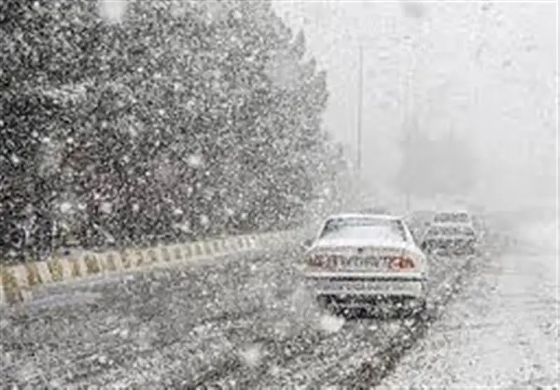 بارش برف سبک در سپیدان و گردنه‌های سرد شمال فارس؛ آیا تردد امن است؟