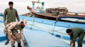 توقیف لنج حامل ۵۵ هزار لیتر سوخت قاچاق در آب‌های کیش؛ قاچاقچیان در نقطه صفر مرزی دستگیر شدند
