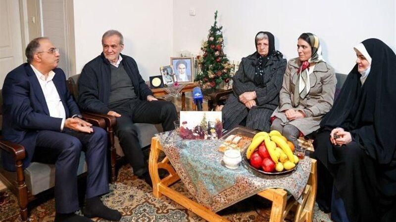 دیدار صمیمانه رئیس‌جمهور با خانواده شهید مسیحی در شب ولادت حضرت عیسی(ع)