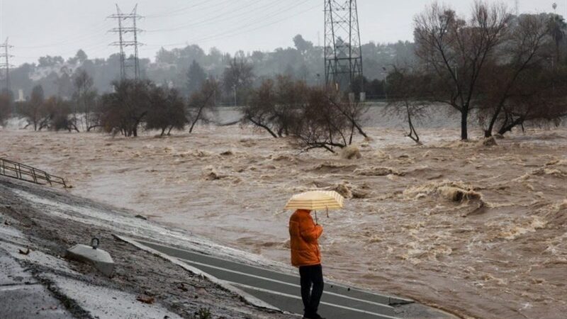 بارش بی‌سابقه در ۵۰ سال اخیر؛ کالیفرنیا زیر سیل و رانش زمین فرو رفت!