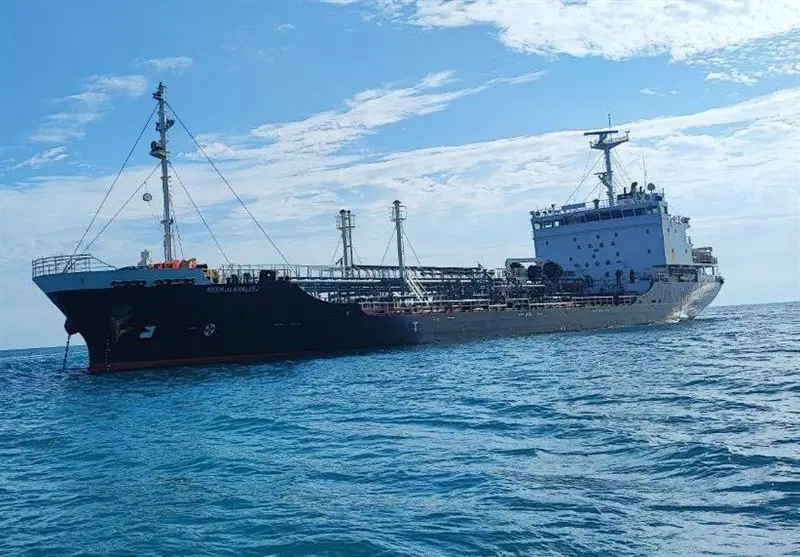 توقیف نفتکش حامل 4 میلیون لیتر سوخت قاچاق در خلیج فارس؛ 16 خدمه بازداشت شدند