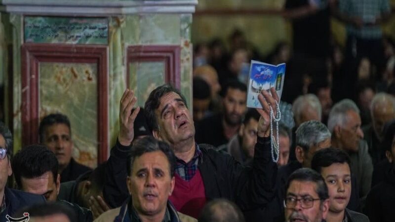 شبی پرمعنا در آستان امامزاده هلال بن علی(ع)؛ احیای لیله‌الرغائب با حضور پرشور زائران