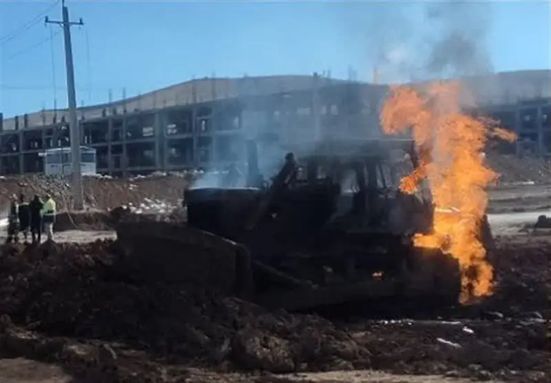 برخورد ناگهانی بولدوزر با لوله اصلی گاز در کرمانشاه؛ آتش‌سوزی مهار شد!