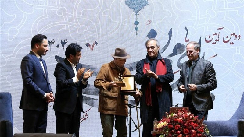 علی نصیریان در مراسم یلدای مهان نشان اصالت ایرانی گرفت؛ راز ماندگاری یک اسطوره هنر