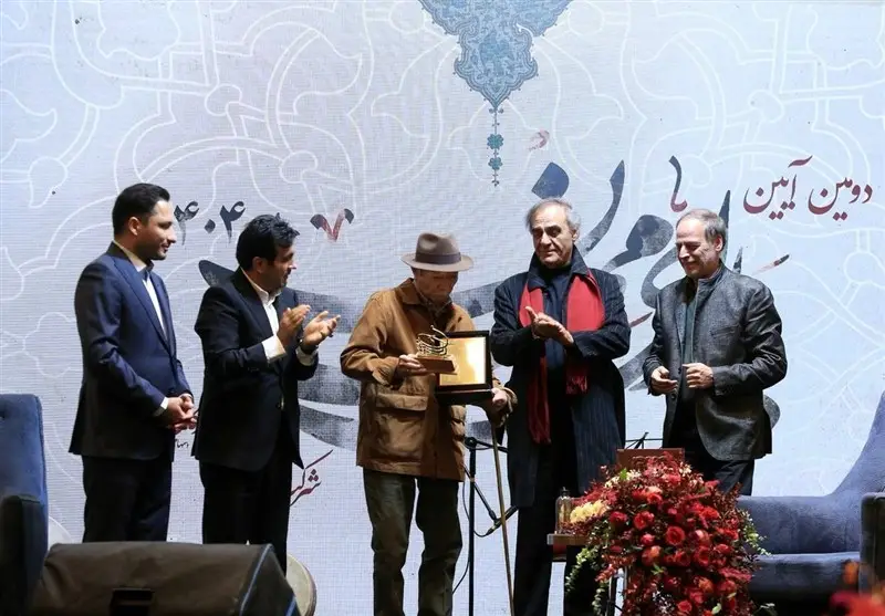 علی نصیریان در مراسم یلدای مهان نشان اصالت ایرانی گرفت؛ راز ماندگاری یک اسطوره هنر