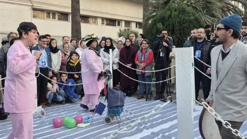 نبض تئاتر معلولان در گلستان؛ استقبال بی‌سابقه از نمایش‌های خیابانی «مرغ شیشه‌ای» و «نمره چهار»