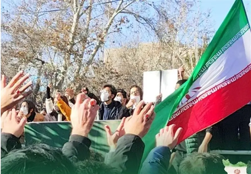 تجمع در تعدادی از دانشگاه‌ها/ حمایت از مطالبات قانونی و هوشیاری در برابر اغتشاش - وب‌گردی