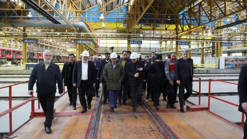 بازدید معاون اجرایی رئیس‌ جمهور و استاندار تهران از واگن‌سازی مترو در کهریزک