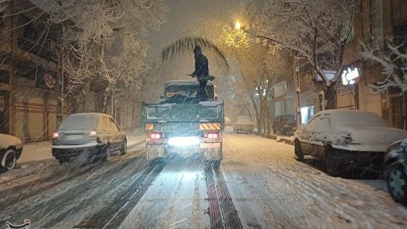 برف که بارید، شهر ایستاد اما کارگران شهرداری نه +تصاویر