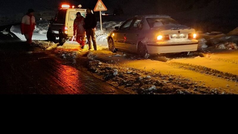 امدادرسانی به 200 مسافر گرفتار در برف و کولاک محور آزادشهر ـ شاهرود