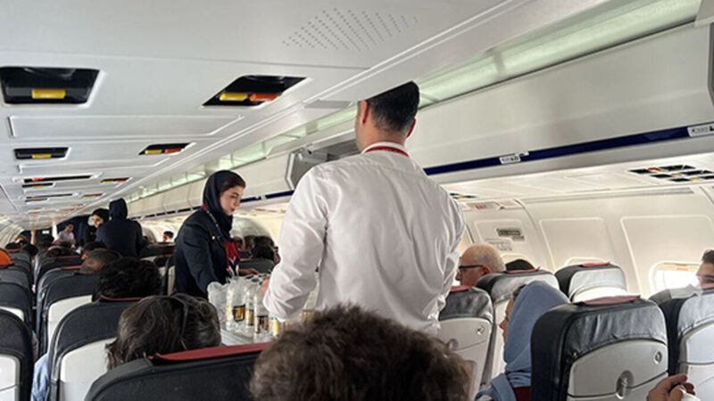 شکافته شدن سقف هواپیما در پروازی داخلی؛ مسافران در شوک و نگرانی شدید!