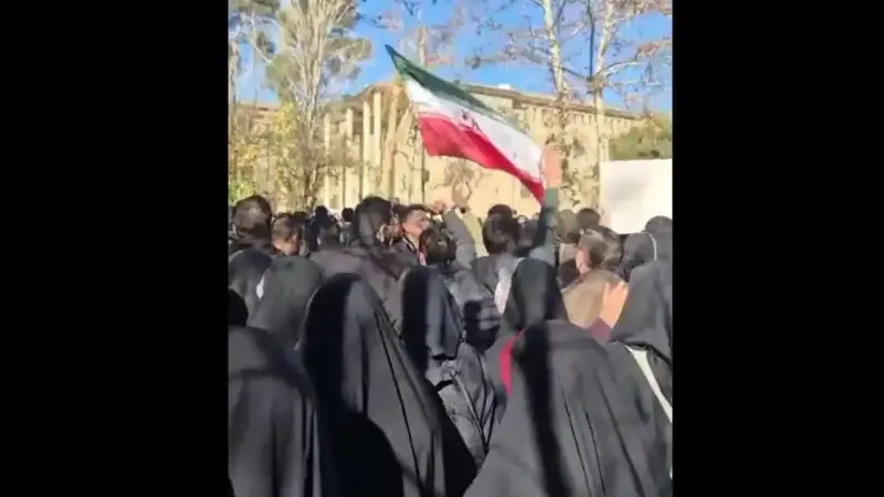 تجمعات اعتراضی دانشجویان در چند دانشگاه تهران با محوریت مطالبات اقتصادی/ ویدئو