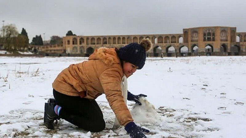 وقتی زاینده‌رود اصفهان سفیدپوش شد؛ شادی بی‌پایان مردم در میان برف‌های زمستانی!