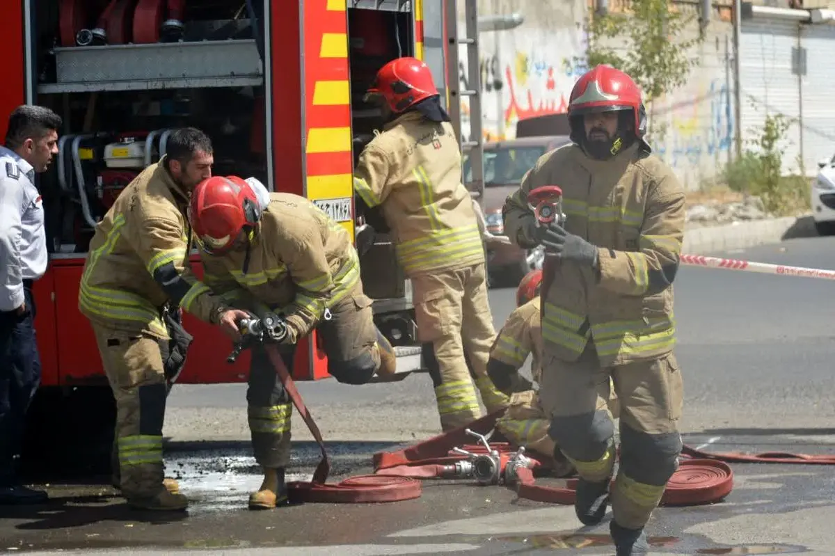 آتش‌سوزی مهیب در عظیمیه؛ ۲ زن مصدوم و عملیات نفس‌گیر آتش‌نشانان