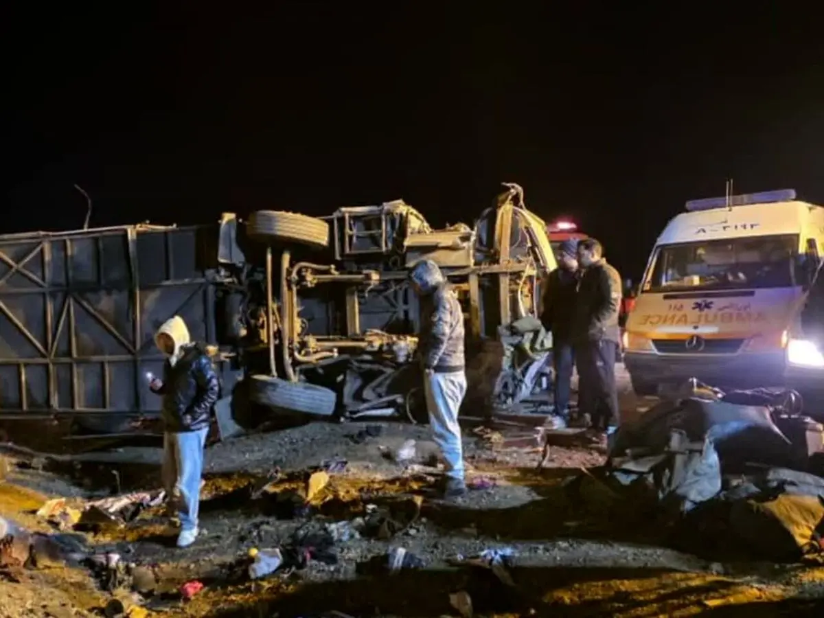 اسامی ۱۳ مصدوم حادثه واژگونی اتوبوس اصفهان-مشهد اعلام شد؛ وضعیت بحرانی چند تن