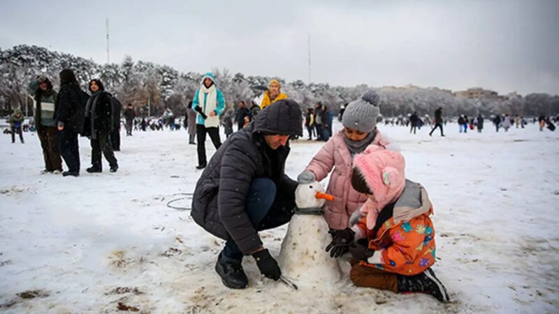 شادی بی‌پایان مردم ایران در اولین برف جادویی سال ۱۴۰۴!