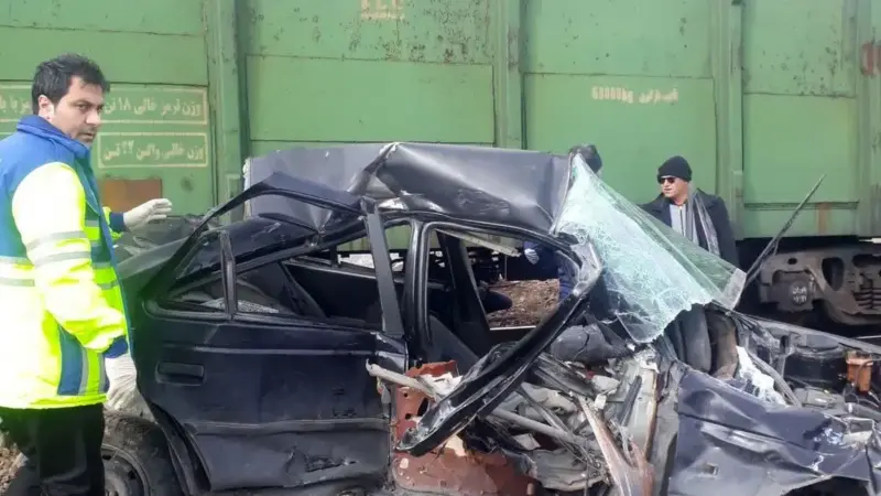 برخورد وحشتناک قطار با پژو در ایستگاه شازند؛ مرد ۲۴ ساله به بیمارستان منتقل شد