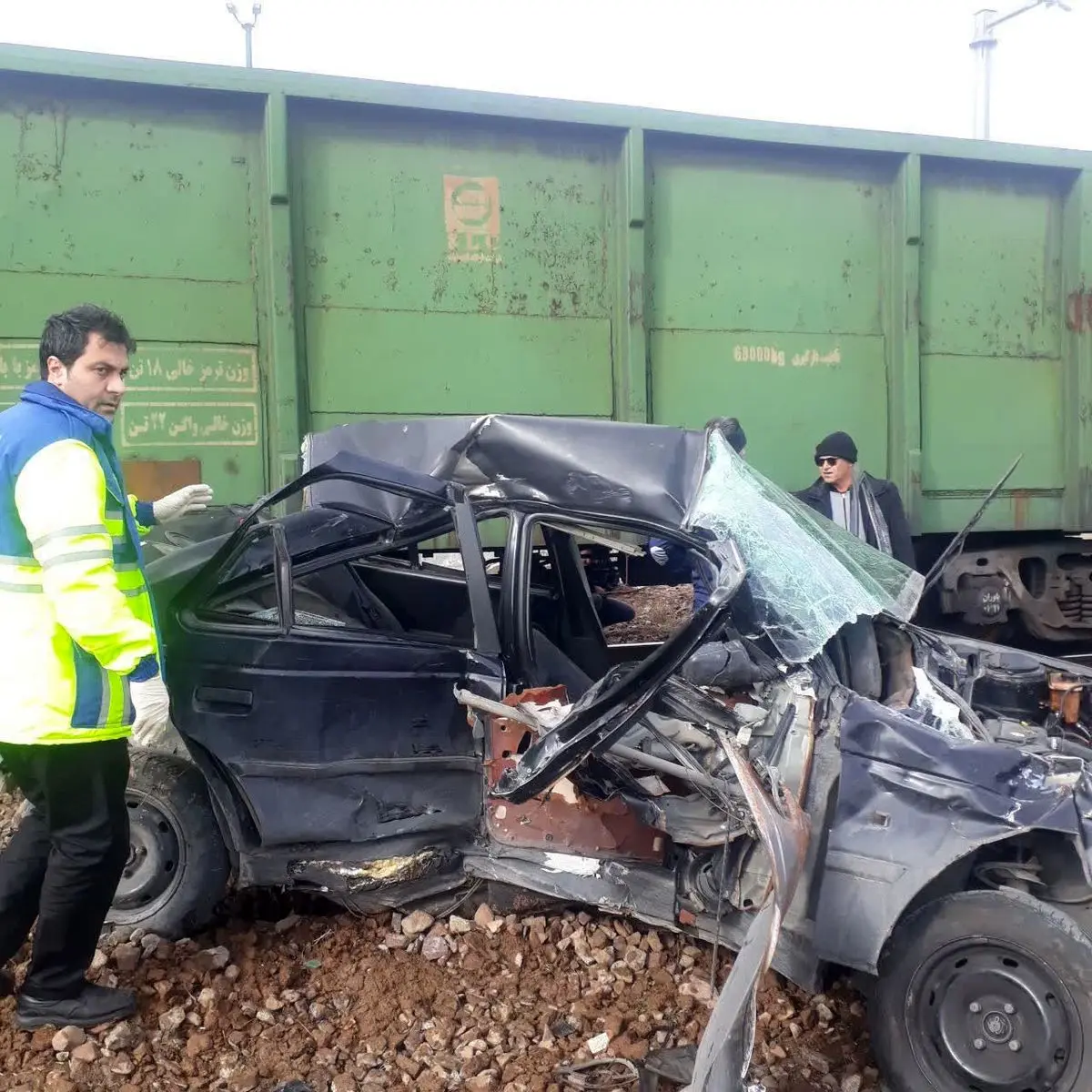 برخورد وحشتناک قطار با پژو در ایستگاه شازند؛ مرد ۲۴ ساله به بیمارستان منتقل شد